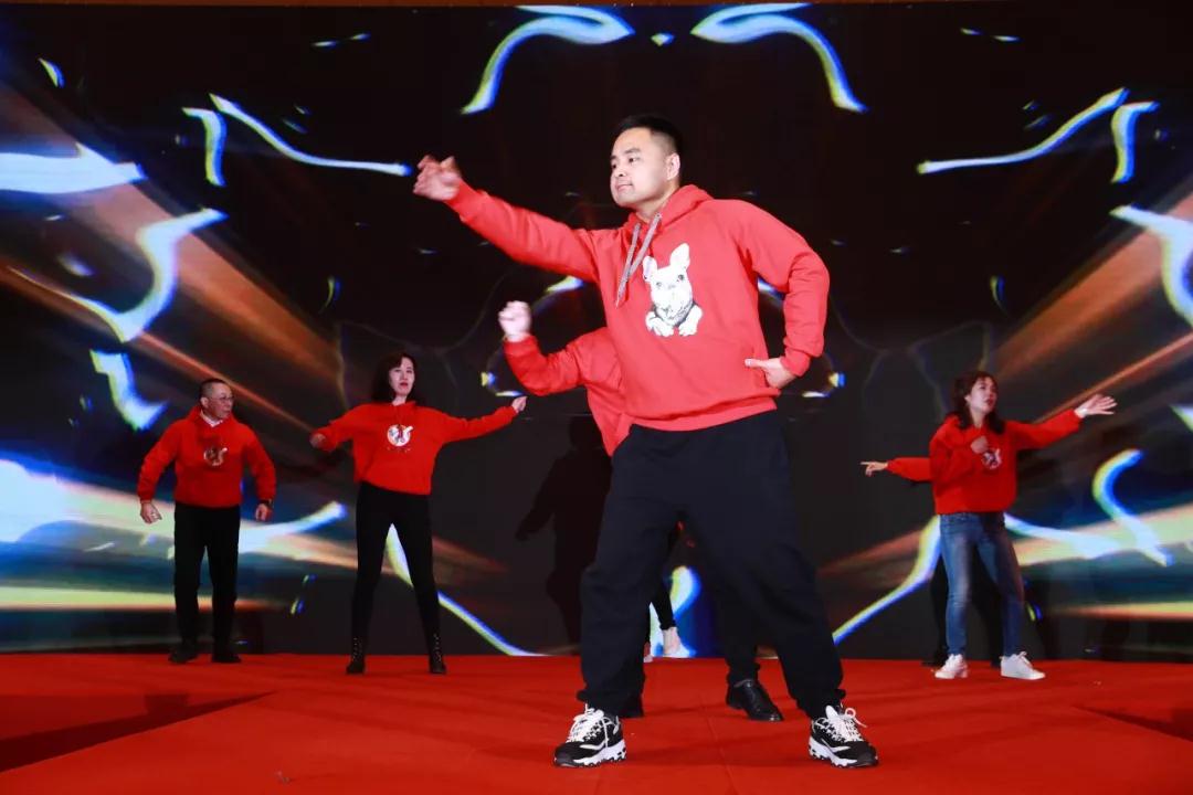 熱烈慶祝“變革創(chuàng)新 揚帆未來”北京中成康富2019年合伙人年會勝利召開 熱烈慶?!白兏飫?chuàng)新 揚帆未來”北京中成康富2019年合伙人年會勝利召開